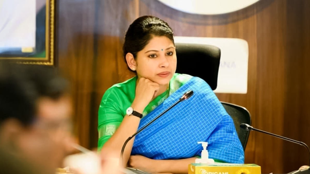 IAS Smita Sabharwal: सिर्फ 22 साल की उम्र में बनीं IAS, सीएम ऑफिस में मिली पोस्टिंग, सबसे खास है स्मिता की कहानी