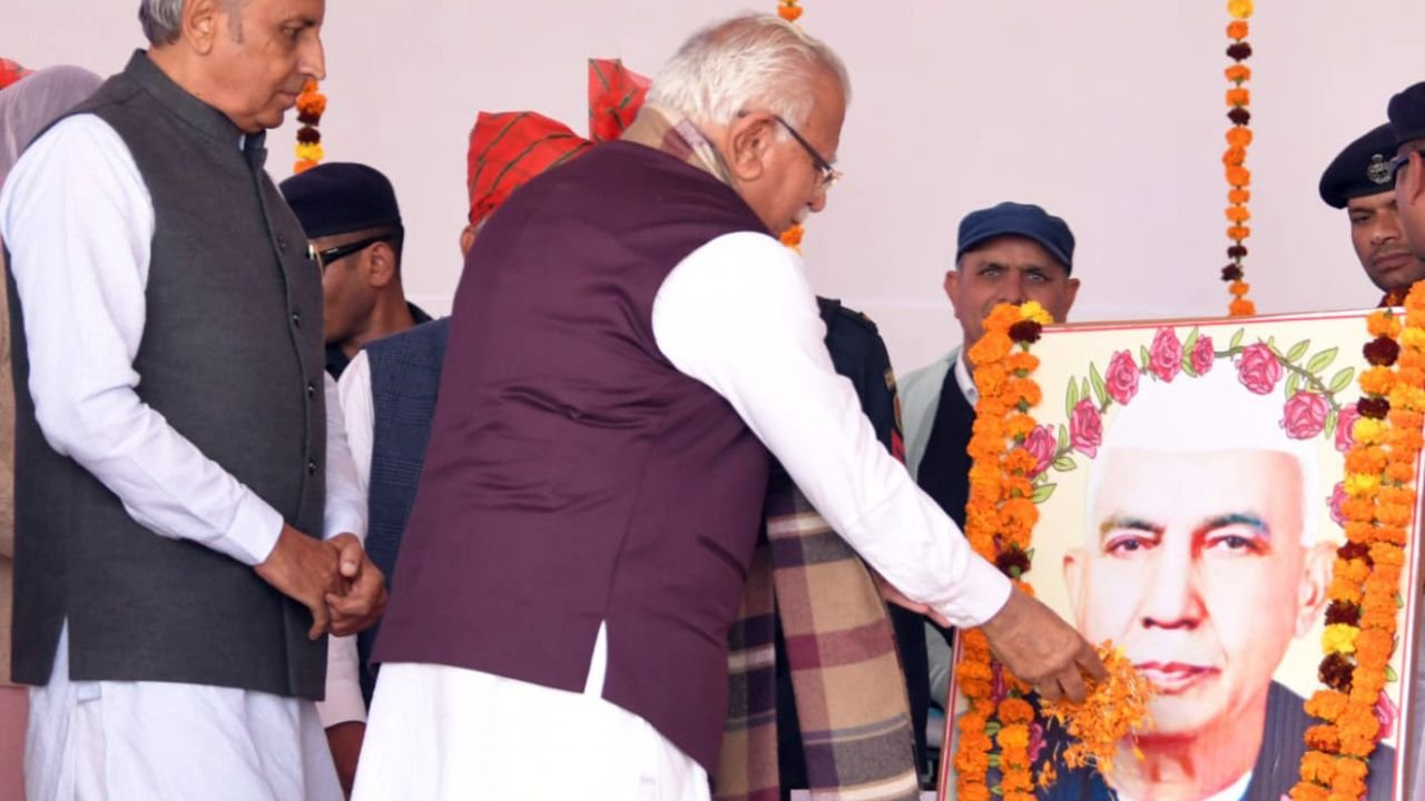 Haryana News: हरियाणा के सीएम मनोहर लाल ने भिवानी में अन्नदाता सम्मेलन में की शिरकत, किसान मसीहा चौधरी चरण सिंह की जयंती पर किया नमन