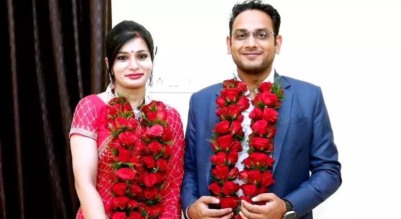 IAS & IPS Story: सिर्फ 2000 रुपये में इस IAS ने IPS संग रचाई शादी, खर्चा में माला, मिठाई और कोर्ट फीस…