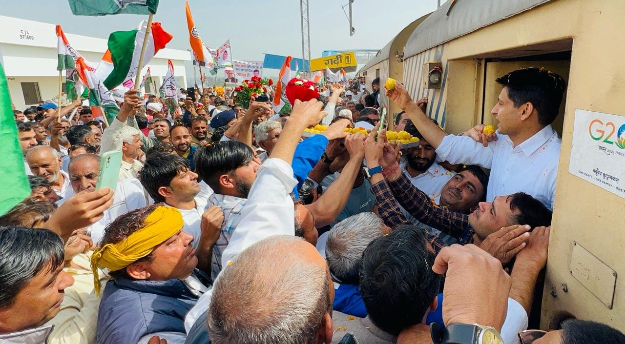 Hansi Rohtak Rail Line: दीपेंद्र हुड्डा के स्वागत के लिये हांसी से रोहतक तक हर स्टेशन पर ढोल-बाजे के साथ उमड़ी भारी भीड़