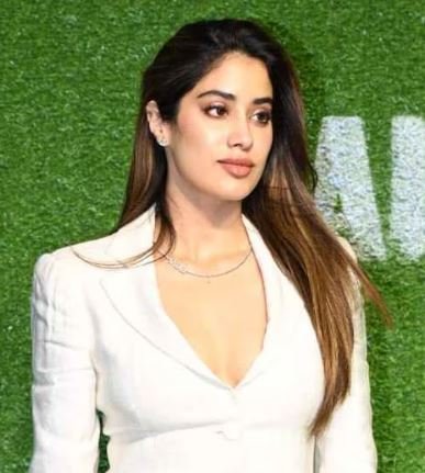 Janhvi Kapoor ने रूमर्ड बॉयफ्रेंड के नाम का नेकलेस गले में पहना, ‘मैदान’ की स्क्रीनिंग पर क्या कंफर्म कर दिया रिलेशनशिप?